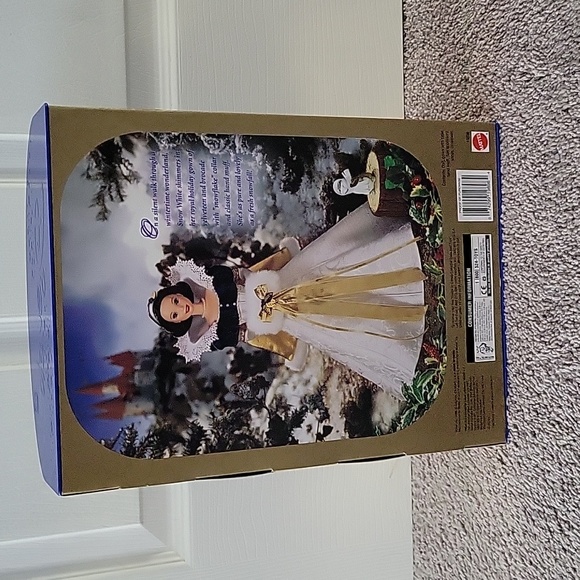 Holiday Disney Snow White Barbie - Picture 4 of 9